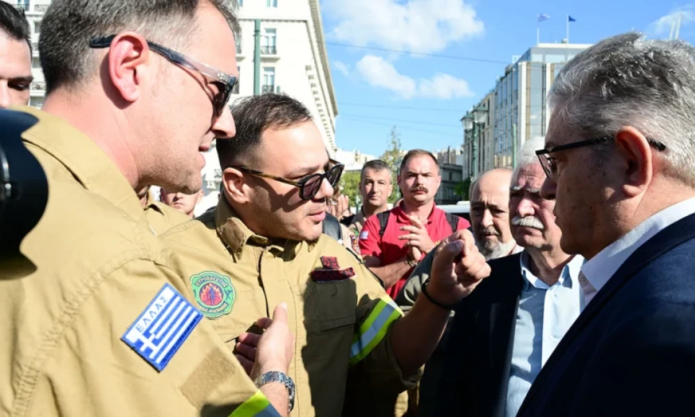 Εποχικοί πυροσβέστες συγκεντρώθηκαν στη Βουλή (Βίντεο-Εικόνες)